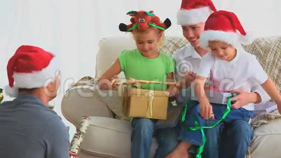圣诞快乐的家庭视频的预览图