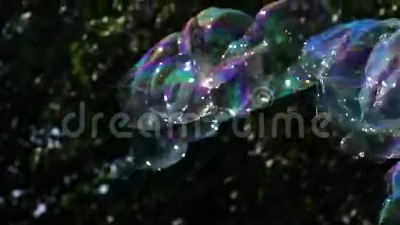多色大泡风机泡泡棒肥皂泡显示视频的预览图