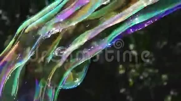 多色大泡风机泡泡棒肥皂泡显示视频的预览图