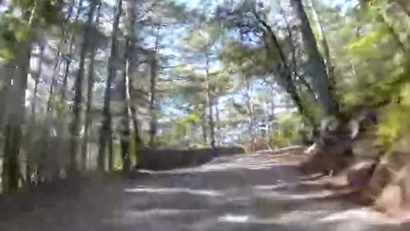 蜿蜒的山路前进视频的预览图