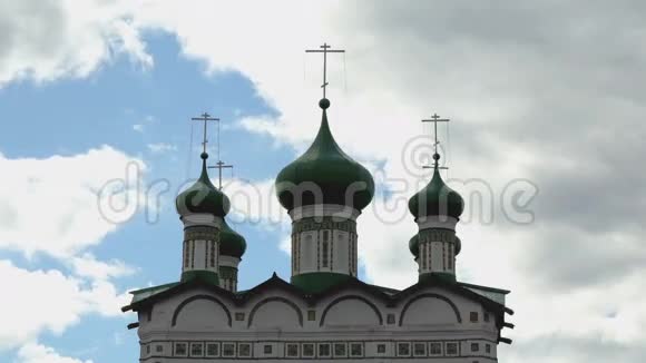有带十字架的圆顶的东正教修道院视频的预览图