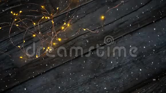 降雪与圣诞灯木材视频的预览图