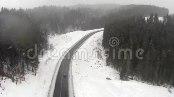 喀尔巴阡山乡村白雪覆盖道路的空中拍摄视频的预览图
