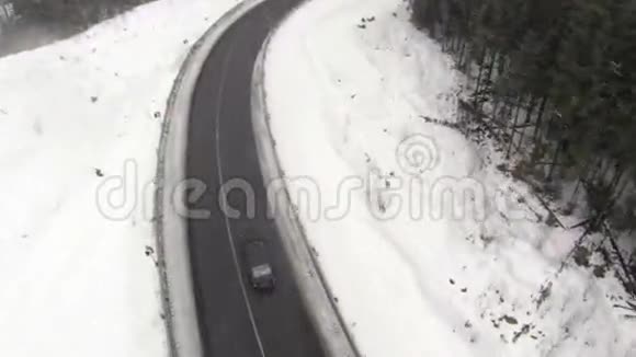 喀尔巴阡山乡村白雪覆盖道路的空中拍摄视频的预览图