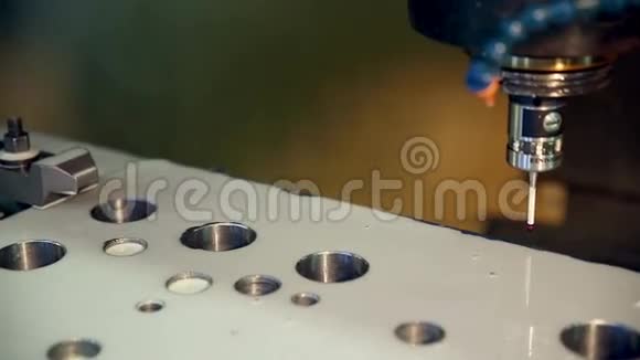 数控机床上的金属加工视频的预览图