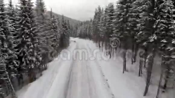 喀尔巴阡山乡村白雪覆盖道路的空中拍摄视频的预览图