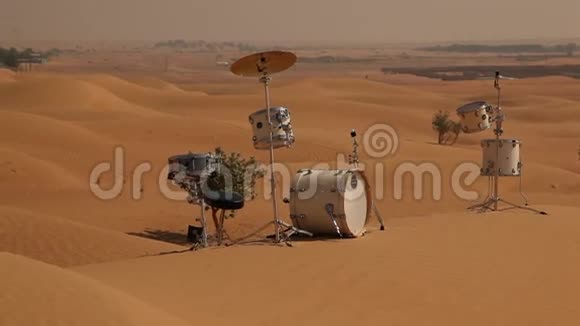迪拜沙漠的音乐家视频的预览图