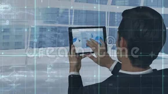 男性高管使用数字平板电脑视频的预览图