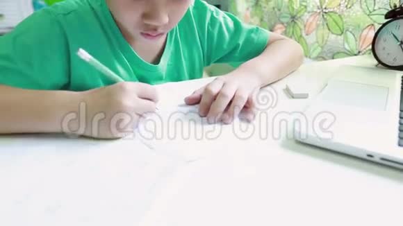 亚洲可爱的孩子在家做作业视频的预览图