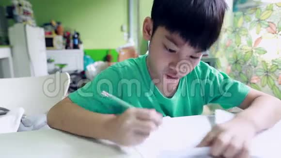 亚洲可爱的孩子在家做作业视频的预览图