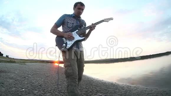 吉他演奏家演奏电吉他视频的预览图