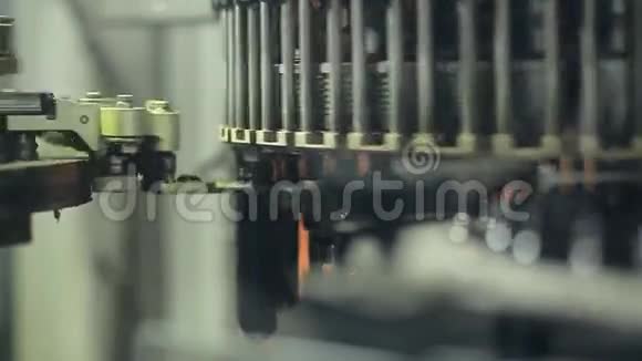 生产塑料瓶的机器视频的预览图