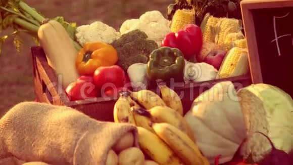 有新鲜水果蔬菜的桌子视频的预览图