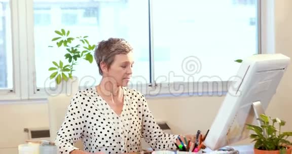 临时女设计师在办公室工作视频的预览图