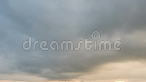 在唐山草原上一望无际的绿色草地上云层的形成和移动视频的预览图