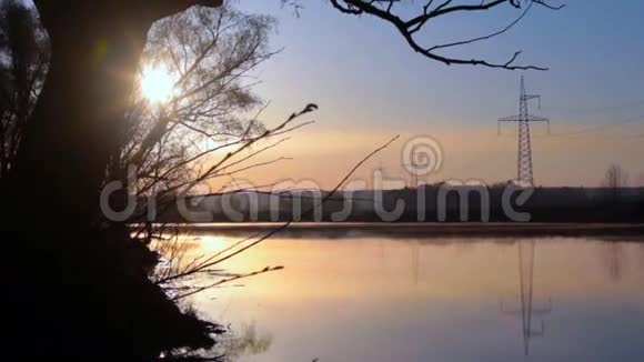美丽的雾在河上的照片视频的预览图