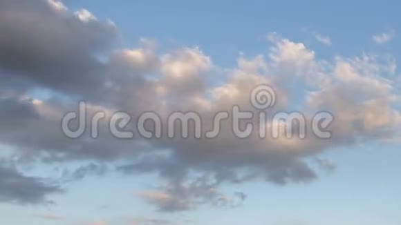 在唐山草原上一望无际的绿色草地上云层的形成和移动视频的预览图