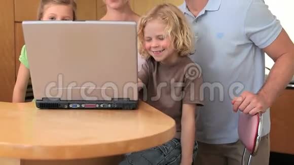 坐在笔记本电脑前的家人视频的预览图