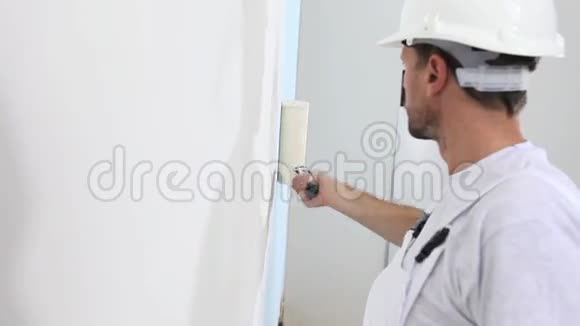 油漆工工作带滚筒画墙油漆工房视频的预览图