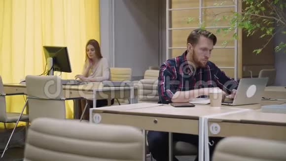 一支由两个人组成的年轻团队在办公室工作视频的预览图