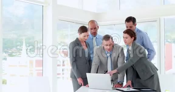 商务人士在开会时看手提电脑视频的预览图