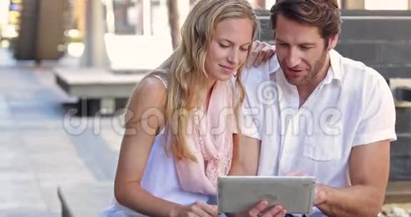 快乐的一对夫妇一起使用平板电脑视频的预览图