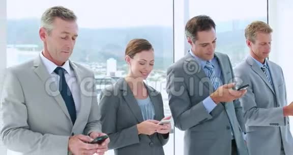 办公室里使用智能手机的商人视频的预览图