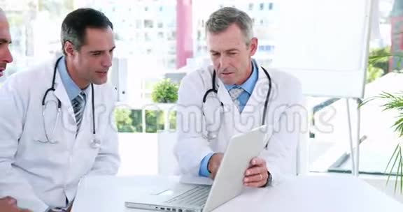 医疗队正在看手提电脑视频的预览图