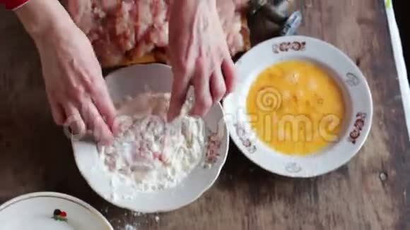家庭厨房中的烹饪肉汤视频的预览图