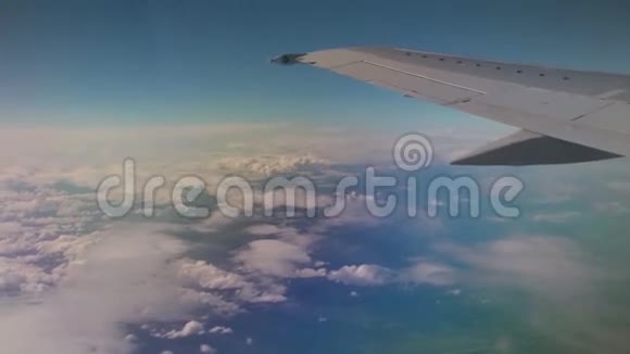 飞机飞向云层透过飞机窗户观看旅游旅行视频的预览图