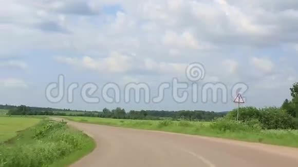 乡间的路和云彩视频的预览图