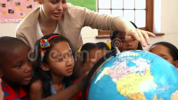 老师带着学生看地球仪视频的预览图
