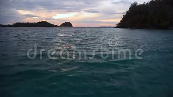 日落时分的托琴群岛印度尼西亚视频的预览图
