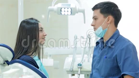 牙医和年轻女性病人的牙齿微笑视频的预览图
