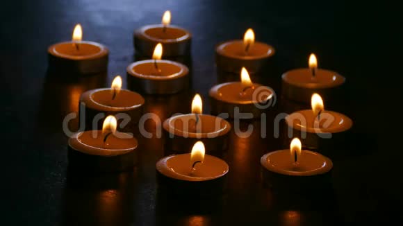 浪漫的夜晚点燃蜡烛芬芳的蜡烛静物的火焰视频的预览图
