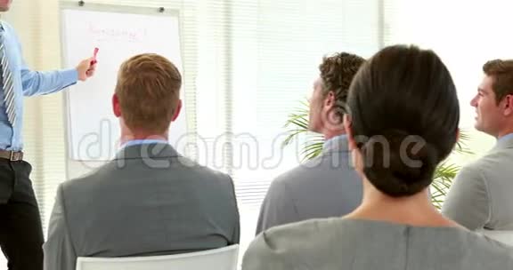 女商人在会议上问问题视频的预览图
