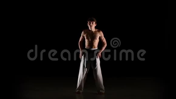 男子训练跆拳道或空手道的黑色慢慢视频的预览图