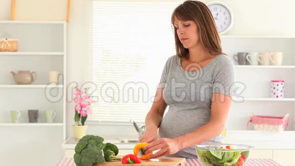 快乐孕妇切蔬菜视频的预览图