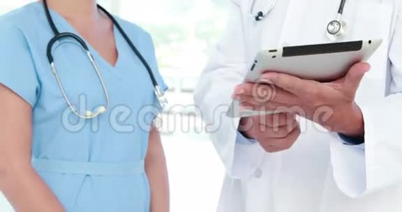 医生和护士使用平板电脑视频的预览图