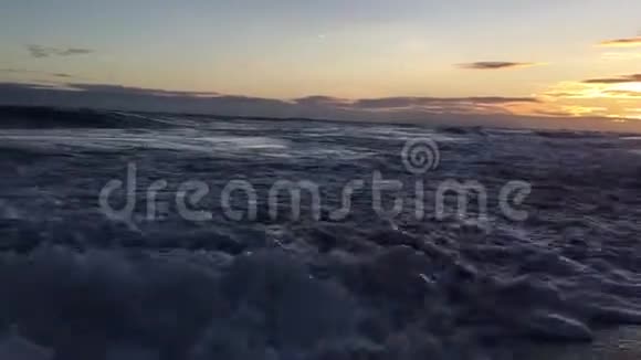 夏威夷考艾岛日落时凯卡哈海滩的太平洋海浪视频的预览图