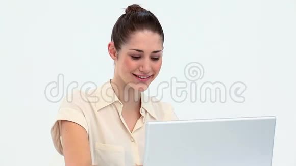 在笔记本电脑上微笑的年轻工人视频的预览图