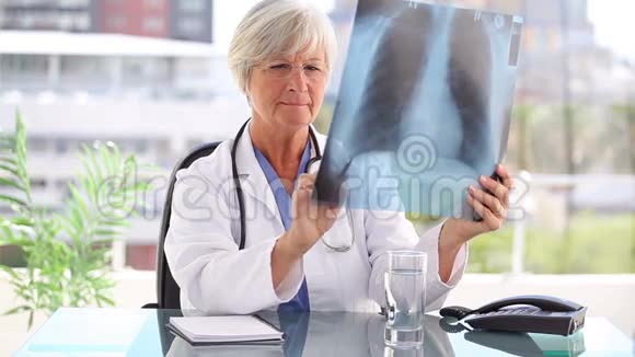 体贴的医生拿着X光视频的预览图
