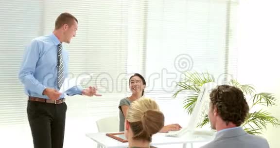 商务人士在会议期间倾听视频的预览图