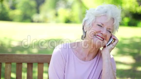 退休妇女在打电话视频的预览图