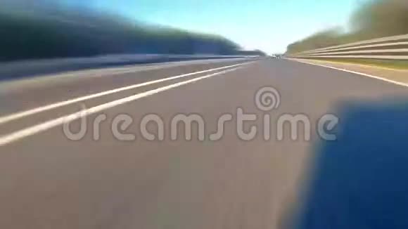 高速公路上快速行驶视频的预览图