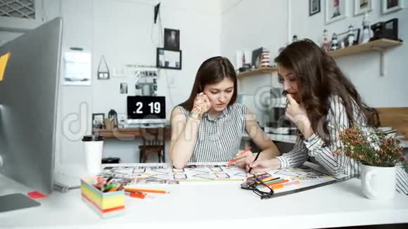 两个女人一起在建筑师办公室工作视频的预览图