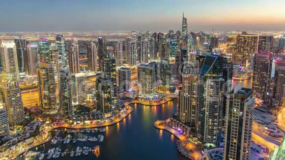 迪拜码头与现代塔楼从顶部视频的预览图
