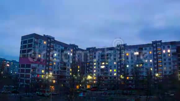 多层建筑在夜间更换窗户照明的时间间隔视频的预览图