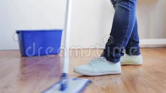 家里有拖把清洁地板的女人视频的预览图