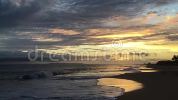 夏威夷考艾岛日落时基卡哈海滩的太平洋海浪视频的预览图
